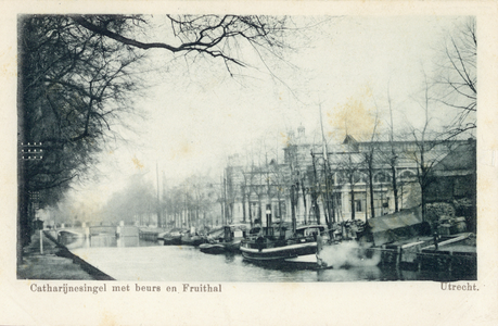 2134 Gezicht op de Stadsbuitengracht te Utrecht met rechts de Fruithal en de Korenbeurs.